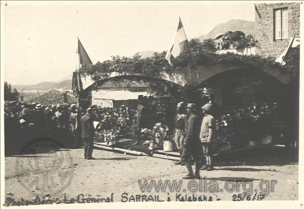 Ο Γάλλος στρατηγός Maurice Sarrail, αρχηγός των Συμμαχικών Δυνάμεων, σε επίσκεψη στην περιοχή (25 Ιουνίου).