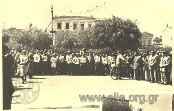 Μοτοσυκλετιστές πριν από την εκκίνηση των  μοτοσυκλετικών αγώνων  Πατρών -  Αθηνών.