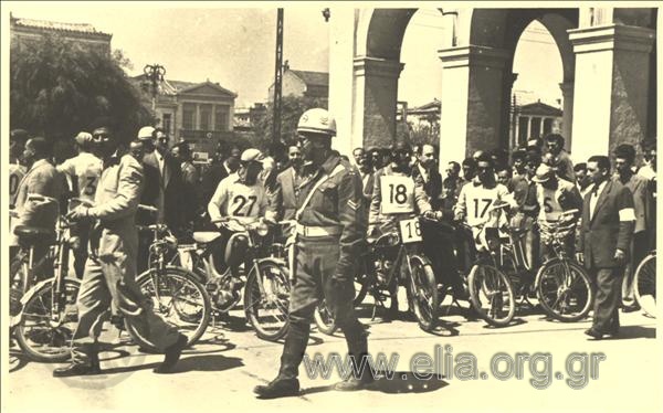 Μοτοσυκλετιστές πριν από την εκκίνηση των  μοτοσυκλετικών αγώνων  Πατρών -  Αθηνών.
