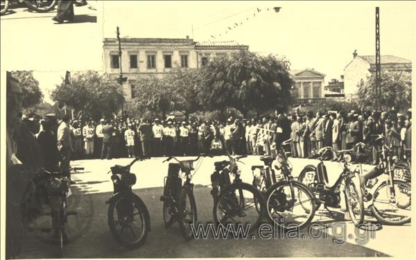 Μοτοσυκλετιστές πριν την εκκίνηση των  μοτοσυκλετικών αγώνων  Πατρών -  Αθηνών.
