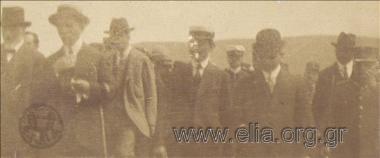 Ο πρωθυπουργός Ελευθέριος Βενιζέλος, ο υπουργός περιθάλψεως Σπυρίδων Σίμος και πολιτικοί στα εγκαίνια του προσφυγικού συνοικισμού.