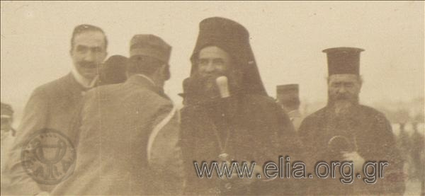 Στρατιωτικός χαιρετά τον μητροπολίτη Θεσσαλονίκης Γεννάδιο Αλεξιάδη στα εγκαίνια του προσφυγικού συνοικισμού.