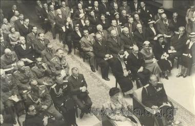 Στιγμιότυπο από τον εορτασμό των εκατό χρόνων από την ίδρυση του Μετοχικού Ταμείου Στρατού. Σε πρώτο πλάνο το βασιλικό ζεύγος Παύλος, Φρειδερίκη. Στην άκρη δεξιά διακρίνεται ο Στυλιανός Γονατάς.