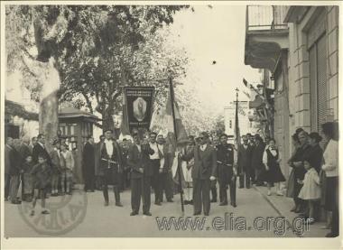 Συγκέντρωση παλαιών πολεμιστών για τον εορτασμό της επετείου της μάχης της Κρήτης. Διακρίνεται λάβαρο της ένωσης αναπήρων και θυμάτων πολέμου του νομού Ρεθύμνου.