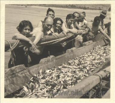 Ο Βαφιαδάκης, η Ίρις και η συντροφιά τους κοιτάζουν ψάρια μέσα σε ψαρόβαρκα