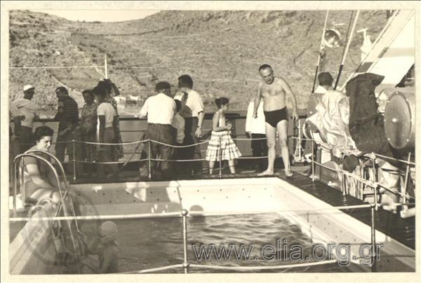 Επιβάτες στην πισίνα του πλοίου