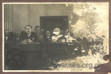 Ο Κώστας Κοτζιάς και μέλη του Δημοτικού Συμβουλίου Αθηνών στις αρχαιρεσίες για την ανάδειξη προεδρείου του Δημοτικού Συμβουλίου.