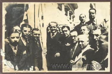 Ο Δήμαρχος Αθηναίων, Κώστας Κοτζιάς, παραλαμβάνει από αντιπροσωπεία των Αχέπανς τη σημαία της Βοστώνης.