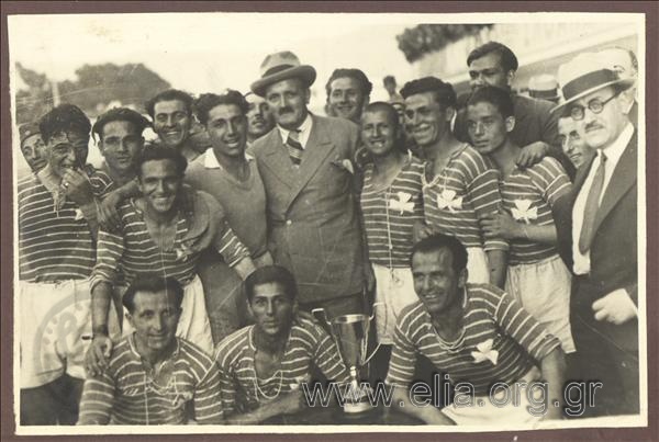 Ο Δήμαρχος Αθηναίων, Κώστας Κοτζιάς, σε αναμνηστική πόζα με τους ποδοσφαιριστές του Παναθηναϊκού μετά την απονομή κυπέλλου.