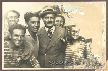 Ο Δήμαρχος Αθηναίων, Κώστας Κοτζιάς, σε αναμνηστική πόζα με τους ποδοσφαιριστές του Παναθηναϊκού μετά την απονομή κυπέλλου.