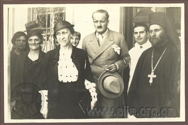 Ο Δήμαρχος Αθηναίων, Κώστας Κοτζιάς, και η σύζυγος του πρωθυπουργού Παναγή Τσαλδάρη, Λίνα, επισκέπτονται βρεφοκομείο.