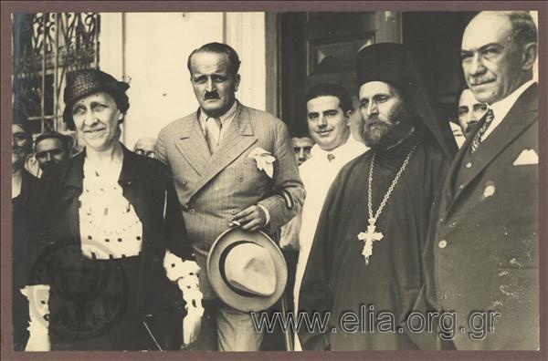 2 Μαΐου 1934. Ο Δήμαρχος Αθηναίων, Κώστας Κοτζιάς, και η Λίνα Τσαλδάρη επισκέπτονται βρεφοκομείο.