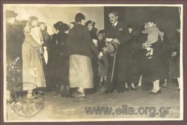 Ο Δήμαρχος Αθηναίων, Κώστας Κοτζιάς, σε τελετή βράβευσης βρεφών στο Ζάππειο Μέγαρο.