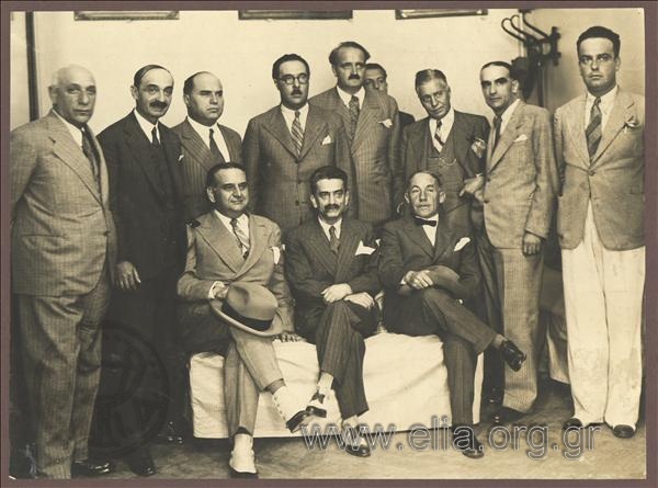 Ο Δήμαρχος Αθηναίων, Κώστας Κοτζιάς, και βουλευτές στη σύσκεψη για την επέκταση του σχεδίου πόλεως. Καθιστός, πρώτος αριστερά, ο μετέπειτα πρωθυπουργός Κωνσταντίνος Τσαλδάρης.
