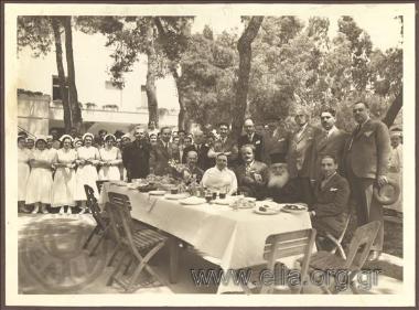 Mayor of Athens Kostas Kotzias celebrating Easter with the staff of the Evangelismos Hospital. Beside him, Sister Angeliki Fikiori