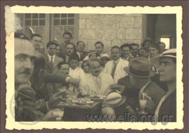 Ο Δήμαρχος Αθηναίων, Κώστας Κοτζιάς, σε γεύμα προς τιμήν του Τσουδερού.