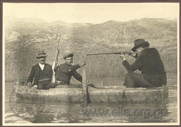 Ο Δήμαρχος Αθηναίων, Κώστας Κοτζιάς, σε κυνηγετική εξόρμηση στη λίμνη Στυμφαλία.