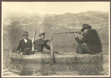 Ο Δήμαρχος Αθηναίων, Κώστας Κοτζιάς, σε κυνηγετική εξόρμηση στη λίμνη Στυμφαλία.