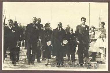 Ο πρωθυπουργός, Παναγής Τσαλδάρης, προσέρχεται με τη σύζυγό του, Λίνα, και τον ανιψιό του και μετέπειτα πρωθυπουργό, Κωνσταντίνο, στην τελετή εορτασμού της Εκατονταετηρίδας Αθηνών.