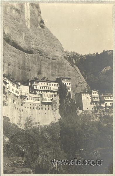 Άποψη της Μονής Μεγάλου Σπηλαίου.