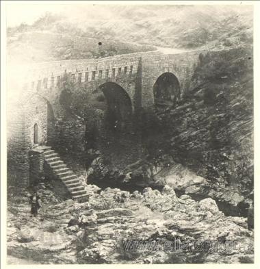 Stone bridge in the Peloponnese .