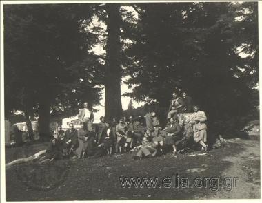 Ο Γιώργος Βαφιαδάκης, η Ίρις Μηλιαράκη και εκδρομείς κάτω από έλατο.