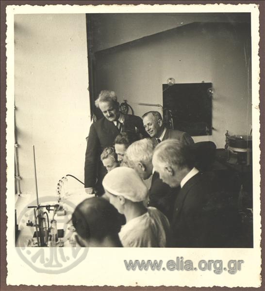7 Μαΐου 1936. Ο Δήμαρχος Αθηναίων, Κώστας Κοτζιάς, επισκέπτεται το καπνεργοστάσιο της εταιρείας Greiling.