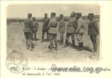 Ο διάδοχος Γεώργιος με ανώτερους αξιωματικούς κατά την προέλαση των ελληνικών στραυτευμάτων στο Εσκί-Σεχήρ. Διακρίνεται ο αρχιστράτηγος Αναστάσιος Παπούλας και ο στρατηγός Κοντούλης.