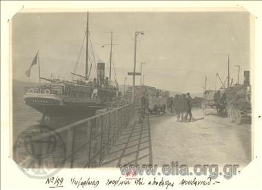 Asia Minor campaign, unloading foodstuff from the steamboat 