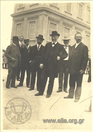 Ο Ελευθέριος Βενιζέλος με μέλη της ελληνικής κοινότητας Αλεξανδρείας μπροστά στο Αβερώφειο Γυμνάσιο. Διακρίνονται από αριστερά ο Στέφανος Δέλτας, Ραδαμάνθης Ραδόπουλος, Μικές Σαλβάγος, Δημήτρης Θεοδωράκης, Ελευθέριος Βενιζέλος, Μικές Συναδινός, Παλαιολόγος Γεωργίου.