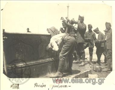 Μικρασιατική εκστρατεία, Έλληνες στρατιώτες πίνουν νερό και πλένονται σε κρήνη.