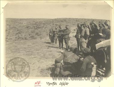 Μικρασιατική εκστρατεία, ανώτερος αξιωματικός ενημερώνεται για τις θέσεις του στρατεύματος στην περιοχή του Ολουτζάκ.