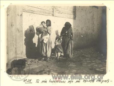 Μικρασιατική εκστρατεία, γυναίκες με παιδιά, τα εναπομείναντα μέλη μιας πολυμελούς οικογένειας.