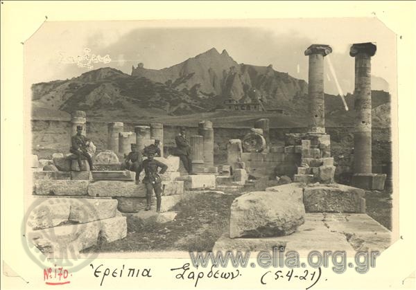 Μικρασιατική εκστρατεία, Έλληνες αξιωματικοί στα ερείπια των Σάρδεων. Απρίλιος.