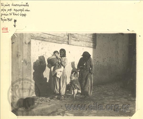 Asia Minor campaign, women and children, the last living members of a family in Eski Sehir.