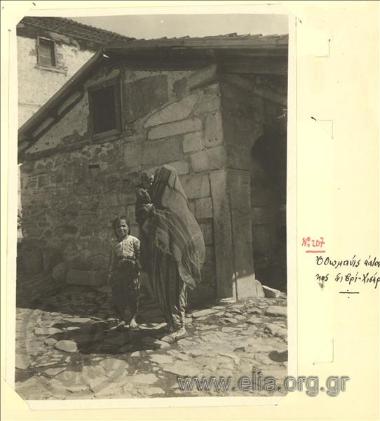 Μικρασιατική εκστρατεία, Μουσουλμάνα κάτοικος Σιβρί-Χισάρ με τα δύο παιδιά της.