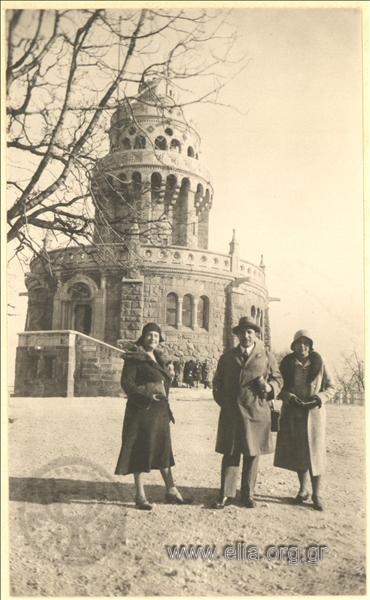 Η Ίρις Μηλιαράκη, ο Γιώργος Βαφιαδάκης, και φίλη τους κατά την επίσκεψή τους σε κάστρο.