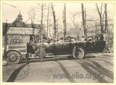 Εκδρομείς σε τουριστικό αυτοκίνητο έξω από πανδοχείο (vendéglo).