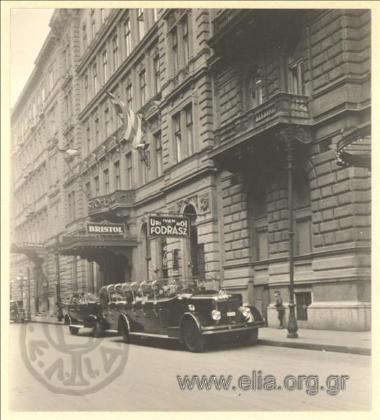 Vehicle for tourist (?) transport outside a hotel