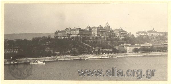 Το Κάστρο της Βουδαπέστης στο λόφο Gellért καταστράφηκε στον Β' ΠΠ (1944) και ανακατασκευάστηκε.
