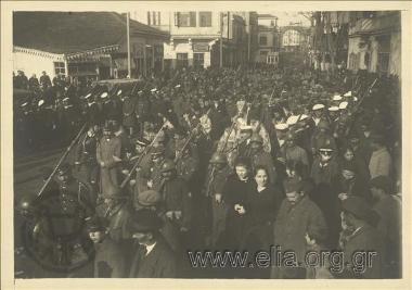 Μικρασιατική εκστρατεία, πομπή στην οδό Εγνατία. Διακρίνεται ο Μητροπολίτης Θεσσαλονίκης, Γεννάδιος Αλεξιάδης, και ο αρχηγός του Στρατού της Εθνικής Αμύνης, στρατηγός Λεωνίδας Παρασκευόπουλος.