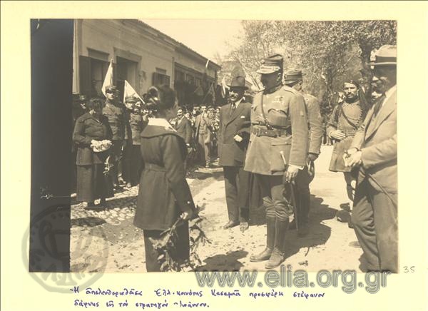 Μικρασιατική εκστρατεία, ο στράτηγος Ιωάννου λαμβάνει στεφάνι δάφνης από αντιπρόσωπο της ελληνικής κοινότητας Κασαμπά που απελευθερώθηκε από τα ελληνικά στρατεύματα.