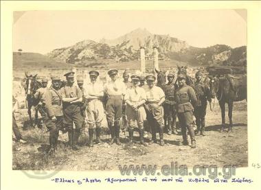 Μικρασιατική εκστρατεία, Έλληνες και Άγγλοι αξιωματικοί στον ναό της Κυβέλης στις Σάρδεις.