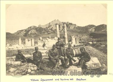 Μικρασιατική εκστρατεία, ο συνταγματάρχης Γεώργιος Κονδύλης και αξιωματικοί στο ναό της Κυβέλης στις Σάρδεις.