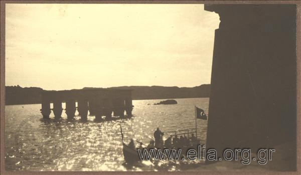 Βάρκα πλησιάζει στο μισοπλημμυρισμένο ναό της νησίδας Philae, κοντά στο Ασσουάν