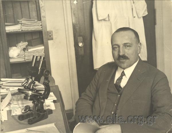 Ο ιατρός Γεώργιος Παπανικολάου στο γραφείο του.
