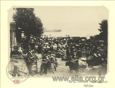 Μικρασιατική εκστρατεία, στιγμιότυπο από την εκκένωση της Νικομήδειας. Πλήθος αναμένει στο λιμάνι την επιβίβαση σε πλοία.