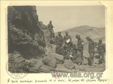 Μικρασιατική εκστρατεία, πρώτες βοήθειες σε τραυματία στρατιώτη στο πεδίο της μάχης στα  υψώματα του Πολατλή.