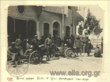 Μικρασιατική εκστρατεία, τουρκικά κανόνια, λάφυρα, έξω από το ελληνικό Φρουραρχείο του Εσκί-Σεχίρ.