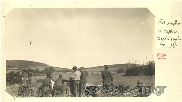Μικρασιατική εκστρατεία, Έλληνες στρατιώτες γεμίζουν τα παγούρια τους σε κρήνη κοντά στο χωριό Γενί-Κιοϊ.